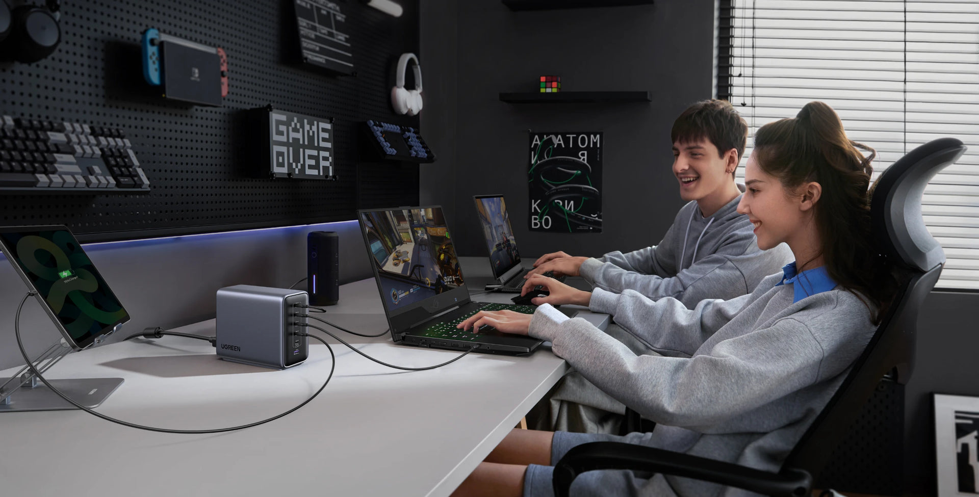 Le UGREEN Nexode 500W Chargeur rapide de bureau GaN 6 ports offre un équilibre parfait entre design et praticité, ce qui en fait un choix idéal pour les configurations de jeux.