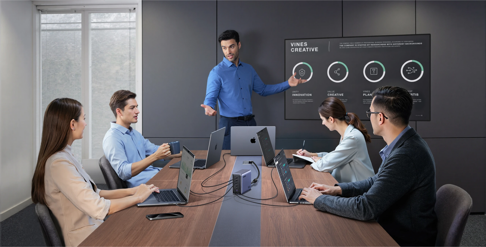 Le UGREEN Nexode 500W Chargeur rapide de bureau GaN 6 ports trouve le parfait équilibre entre design et praticité, en faisant un excellent choix pour tout bureau.