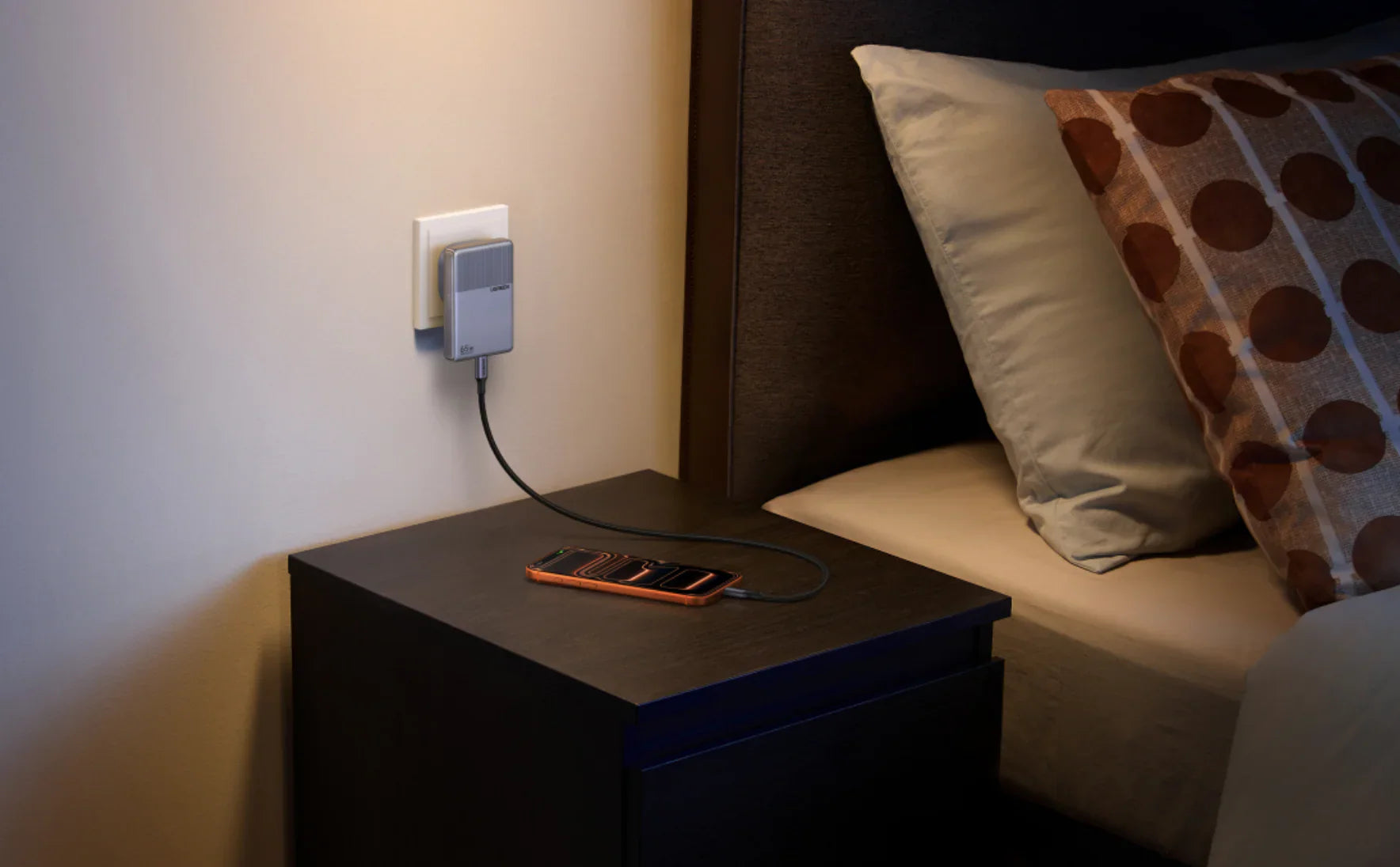 Vous voyagez en Europe ? Choisissez un chargeur qui ne bloque pas la prise