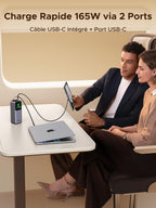 UGREEN Nexode Batterie externe 20000 mAh 165W avec câble USB-C rétractable, un chargeur de voyage conçu pour le voyage, offrant une puissance totale jusqu’à 165W via deux ports : USB-C1 100W MAX, USB-C2 65W MAX, USB-A 22,5W/33W MAX, et une sortie combinée USB-C2+USB-A de 20W MAX.